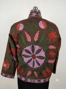 Veste en velours marron pour femme, broderie florale traditionnelle Suzani, bordure en vigne rose, art populaire, vêtement d'extérieur de créateur, vente en gros, style bohème - Product Image 4