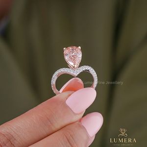 Bague solitaire élégante en diamant rose fantaisie taille poire avec pierre centrale certifiée IGI, tête en métaux mélangés et bande pavée multi-rangs - Product Image 3