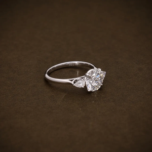 แหวนเพชรทรงกลมเจียระไนแบบบริลเลียนท์ ผลิตในห้องปฏิบัติการ ตัวเรือนทองคำขาว 18K แบบตัน ประดับเพชรทรงหยดน้ำด้านข้างสามเม็ด - Product Image 2