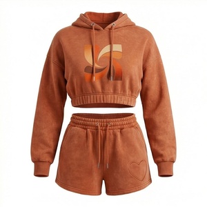 Conjunto de 2 piezas de top corto con capucha y pantalones cortos de forro polar para mujer con estampado geométrico y bolsillo con forma de corazón, ropa informal - Product Image 1