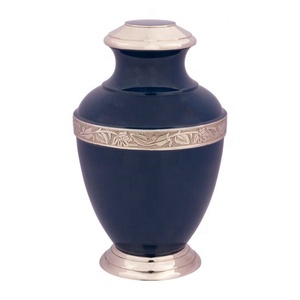 Urna de latón artesanal con diseño exquisito y acabado brillante para un monumento digno por Axiom Home Accents - Product Image 6