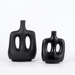 Vase Hoyo M noir mat en argile terracotta, abstrait, à double poignée, fait main, en céramique sculpturale, vente en gros - Product Image 1