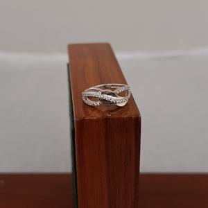 Anillo Infinito Trenzado con Diamantes, Elegante y Minimalista, para Mujer, Ideal para Boda, Compromiso, Uso Diario o Regalo - Product Image 2