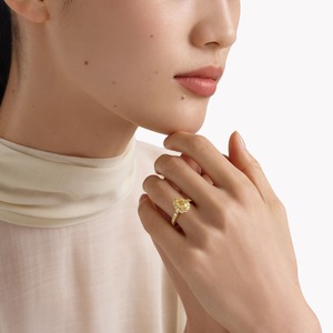 Bague de fiançailles et de mariage de créateur haut de gamme, plaquée rhodium, finition or jaune, design galerie complexe, élégant cluster halo - Product Image 2