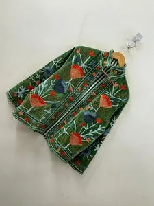 Chaqueta Bohemia de Terciopelo Verde con Bordado Floral a Mano, Cuello Alto Mandarín, Estilo Vintage, Abrigo de Invierno - Product Image 2