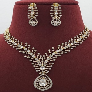 สร้อยคอพร้อมต่างหู ROYAL CROWN POLKI & DIAMOND ชุบทองคลาสสิก ประดับมุกเทียม ชุดสร้อยคอพร้อมต่างหู ประดับเพชรซิคอนสวยงาม - Product Image 2