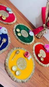 Thalis Decorativos Tradicionales de Terciopelo para Pooja con Bordados Intrincados de Gota Patti Dorado y Detalles Florales para Ocasiones Festivas - Product Image 2