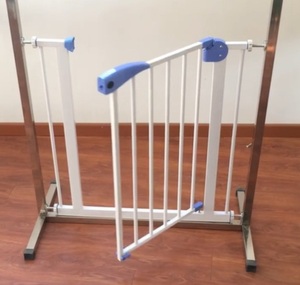 Barrière de sécurité pour bébé haut de gamme à prix réduit, pour salle de bain et salon, installation facile, cadre robuste en métal. - Product Image 1