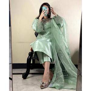 Ensemble de vêtements de fête de créateur, magnifique dupatta, haut et bas pour un look élégant, vêtements régionaux - Product Image 6