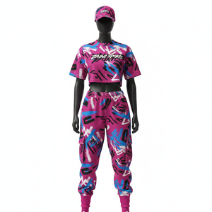 Conjunto de mujer de alta calidad en algodón, poliéster y spandex, con camiseta corta y pantalones deportivos en rosa y azul, estampado urbano, sublimación y logotipo personalizado. - Product Image 2