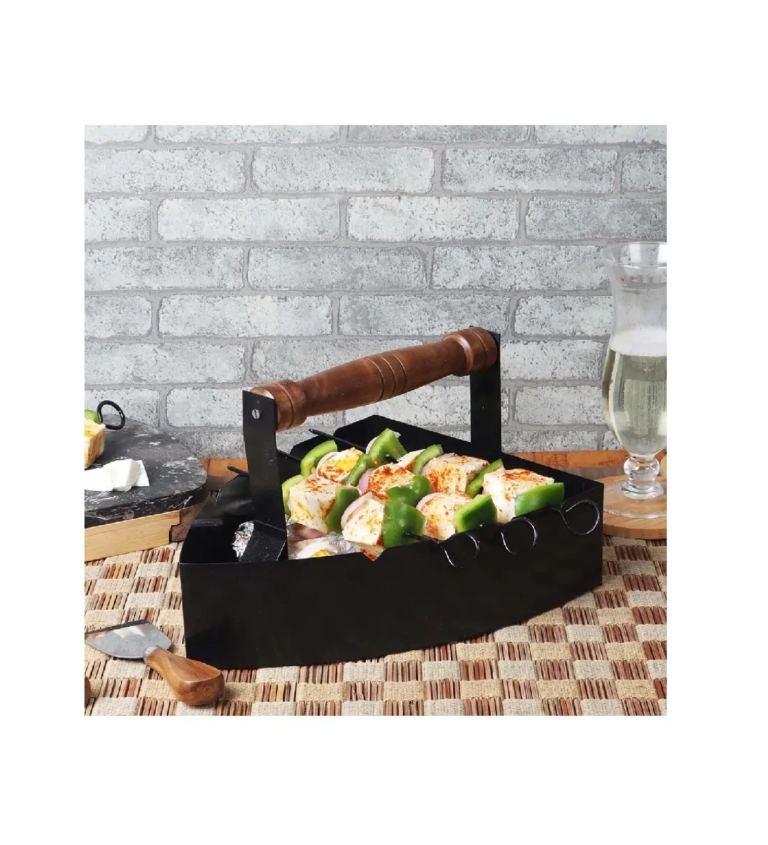 Металлический новый дизайн треугольной формы черный цвет отделочный поднос с верхней деревянной ручкой подача пищевых продуктов