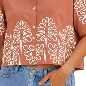 Camisa Corta de Mujer en Color Terracota con Botones, Bordado Floral Blanco, Manga Corta, Blusa Casual de Verano, Top de Diseñador de Moda en Algodón - Product Image 5