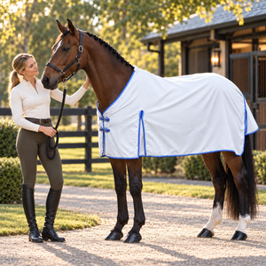 Couverture classique pour cheval en ripstop blanc carré avec bordure bleue et protection de soufflet |   Harnais standard pour chevaux avec double sangle de poitrine et épaulettes - Product Image 3