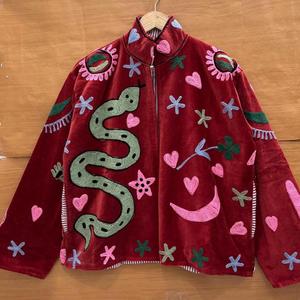 Chaqueta de terciopelo rojo para mujer, bordada a mano, estilo bohemio, con gráficos étnicos, para invierno. - Product Image 1