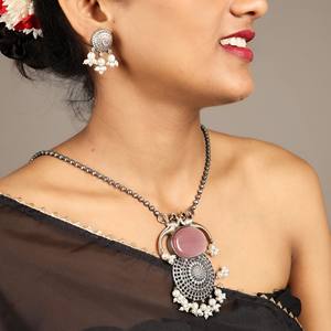 Conjunto de Joyería Vintage de Latón Oxidado con Piedra Rosa y Plata, con Pendientes y Collar con Colgante Tribal Antiguo - Regalo de Boda o Compromiso - Product Image 4