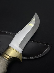Cuchillo de Caza y Camping con Mango de Cuerno de Ciervo, Hoja Fija de Acero Inoxidable con Borde Parcialmente Serrado - Product Image 5