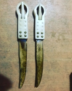 Juego de cuchillos personalizados de hueso de camello de alta calidad, ecológicos, con mango tallado a mano de estilo rústico, color natural, diseño de ángel. - Product Image 1