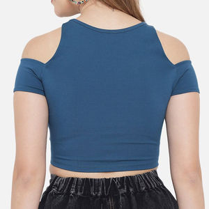 Esta camiseta corta de algodón para mujer de marca privada ofrece un look profesional con tela de primera calidad para un uso activo y cómodo. - Product Image 2