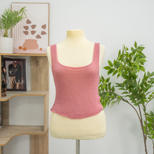 Top de punto con cuello personalizado disponible, tejido en Vietnam, estilo simple, antiarrugas, corte corto. - Product Image 1