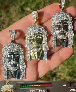 Pendentif unisexe plaqué or avec accents faciaux inspirés du diamant, bijoux de mode hip-hop pour tous les jours et les soirées - Product Image 2
