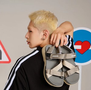 Sandalias Beige Gris con Punta Abierta y Correa Trasera Giratoria, Estilo Casual, Flexibles - Product Image 1