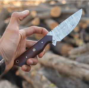 Couteau de chasse artisanal en acier Damas de qualité supérieure, couteau à lame fixe pour la survie en plein air, le camping et la randonnée, avec étui en cuir - Product Image 1