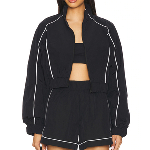 Ensemble 2 pièces sportif noir uni pour femme, avec short et haut à manches longues à capuche zippé, coupe droite, longueur genou, 100% nylon respirant et séchant rapidement, idéal pour le printemps - Product Image 5