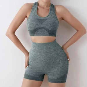 Ensemble de yoga 2 pièces couleur unie avec short de sport taille mi-haute élastique, soutien-gorge de sport et leggings de fitness - Product Image 1