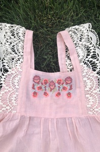 Tenue brodée pour mère et fille, avec belle dentelle et pompon, ornement assorti, artisanal avec coton doux, rose clair, - Product Image 2