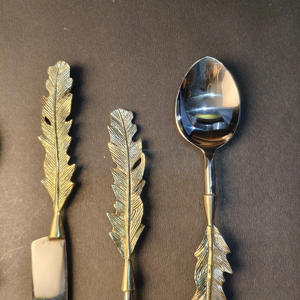 Juego de Cubiertos de 5 Piezas que Incluye Tenedor para Ensalada, Cuchara, Cuchillo para Cena, Tenedor para Cena y Cuchara para Cena con Mango de Hoja de Latón Texturizado - Product Image 3