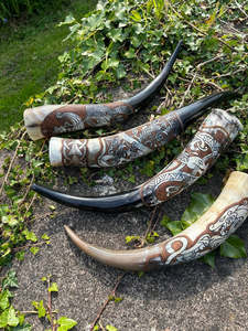 Corne à boire artisanale polie de style animalier Viking avec support en cuir pour bière et hydromel, tasse rustique en corne naturelle pour cadeaux et usage domestique - Product Image 1