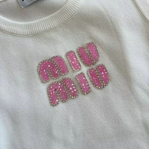 เสื้อกล้ามสีขาวแต่งลายตัวอักษรประดับเพชร ดีไซน์โดดเด่น ผ้าคอตตอน ทรงรัดรูป แขนกุด เหมาะสำหรับใส่ลำลองในฤดูร้อน หรือกิจกรรมกลางแจ้งสำหรับผู้หญิง - Product Image 1