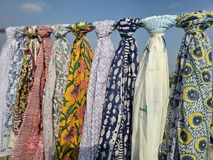 ผ้าซิ่นพิมพ์ลายบล็อกทำมือจากผ้าฝ้าย ผ้าพันคอชายหาดลายดอกไม้สำหรับผู้หญิง ผ้าคลุมไหล่แบบเบาสบายสำหรับฤดูร้อน สไตล์โบโฮ - Product Image 4