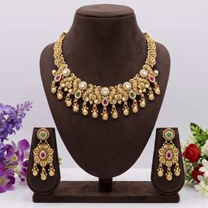 Ensemble collier choker plaqué or antique et boucles d'oreilles assorties avec pierres rubis et émeraudes - Product Image 3