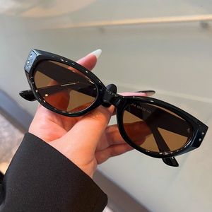 Nouvelle Arrivée Lunettes de Soleil de Luxe pour Femme, Monture Fine Rétro, Style Cat-eye, Logo en U, Protection UV, Tendance Mode - Product Image 2