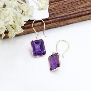 Boucles d'oreilles pendantes en or jaune 18 carats avec améthyste naturelle taille émeraude, serties clos, Memoria Jewels, vente en gros - Product Image 2