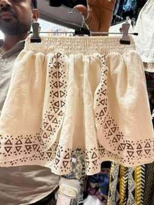 Shorts en coton blanc taille haute pour femme, style bohème chic, avec broderie géométrique tribale triangulaire et silhouette superposée à volants - Product Image 2