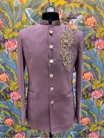 Tenue de marié élégante Royal Golden Crest Jodhpuri avec base en fil Zardosi, perles de verre et accents métalliques