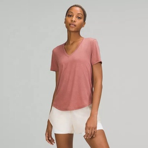 Camiseta con cuello en V para mujer, camisetas de ajuste relajado, venta al por mayor, camisetas informales transpirables ligeras de alta calidad hechas a medida para todos los días - Product Image 1