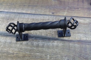 Poignée de portail torsadée en fer forgé, design floral élégant, finition peinte en noir, style traditionnel durable, quincaillerie de clôture - Product Image 2