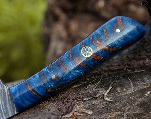 มีดล่าสัตว์เหล็กดามัสกัสทำมือ ด้ามเรซิ่น ใบมีดทรงดรอปพอยต์ มีดใบตายแบบกำหนดเองสำหรับการสั่งซื้อจำนวนมาก สหรัฐอเมริกาและยุโรป OEM - Product Image 5