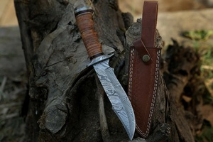 Couteau Bowie artisanal en acier Damas d'A&M ENTERPRISES, avec étui en cuir, manche robuste, pour la survie, le camping et les usages professionnels. - Product Image 6