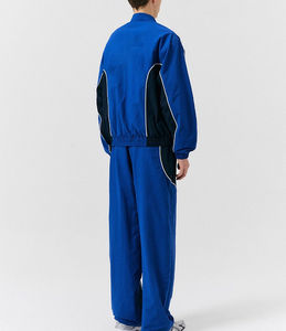 Conjunto de chándal deportivo de poliéster para hombre, diseño de logotipo 2026, con ribetes reflectantes, chaqueta tejida holgada y cortavientos, y pantalón cargo para correr. - Product Image 2