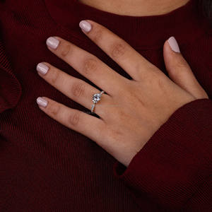 Anillo de compromiso de diamante cultivado en laboratorio de corte redondo de oro macizo de 18 quilates, aniversario de boda a la moda y regalo de promesa para mujer con certificación IGI - Product Image 2