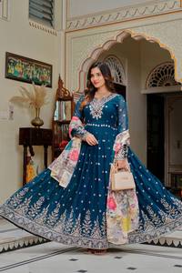 Vestido Anarkali de diseñador en oferta con bordados elegantes y dupatta a juego, disponible a precios de mayorista desde India. - Product Image 5