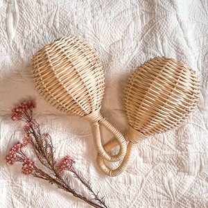 Venta al por mayor precio más barato mimbre campana de mano de madera ratán sonajeros hechos a mano bebé sonajero mordedor con campanas - Product Image 5
