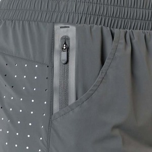 Shorts de sport gris uni pour homme, à séchage rapide, taille élastique, avec poches, taille mi-haute, en polyester tissé - Product Image 3