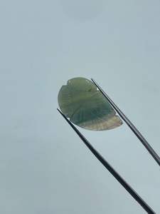 พลอยฟลูออไรต์ธรรมชาติรูปใบไม้ น้ำหนัก 23.50 กะรัต ขนาด 16.50x27 มม. สำหรับผู้หญิง - Product Image 2