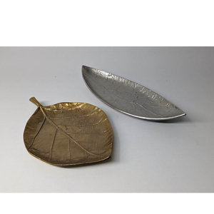 Plats en métal aluminium verni, plateaux de service de luxe, forme feuille d'or et d'argent, très demandés pour hôtels et restaurants - Product Image 5