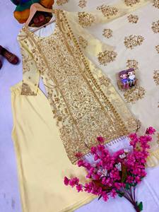 Salwar Kameez pakistanais brodé beige avec dupatta – Tenue ethnique de créateur pour femme, idéale pour les mariages et les fêtes - Product Image 5